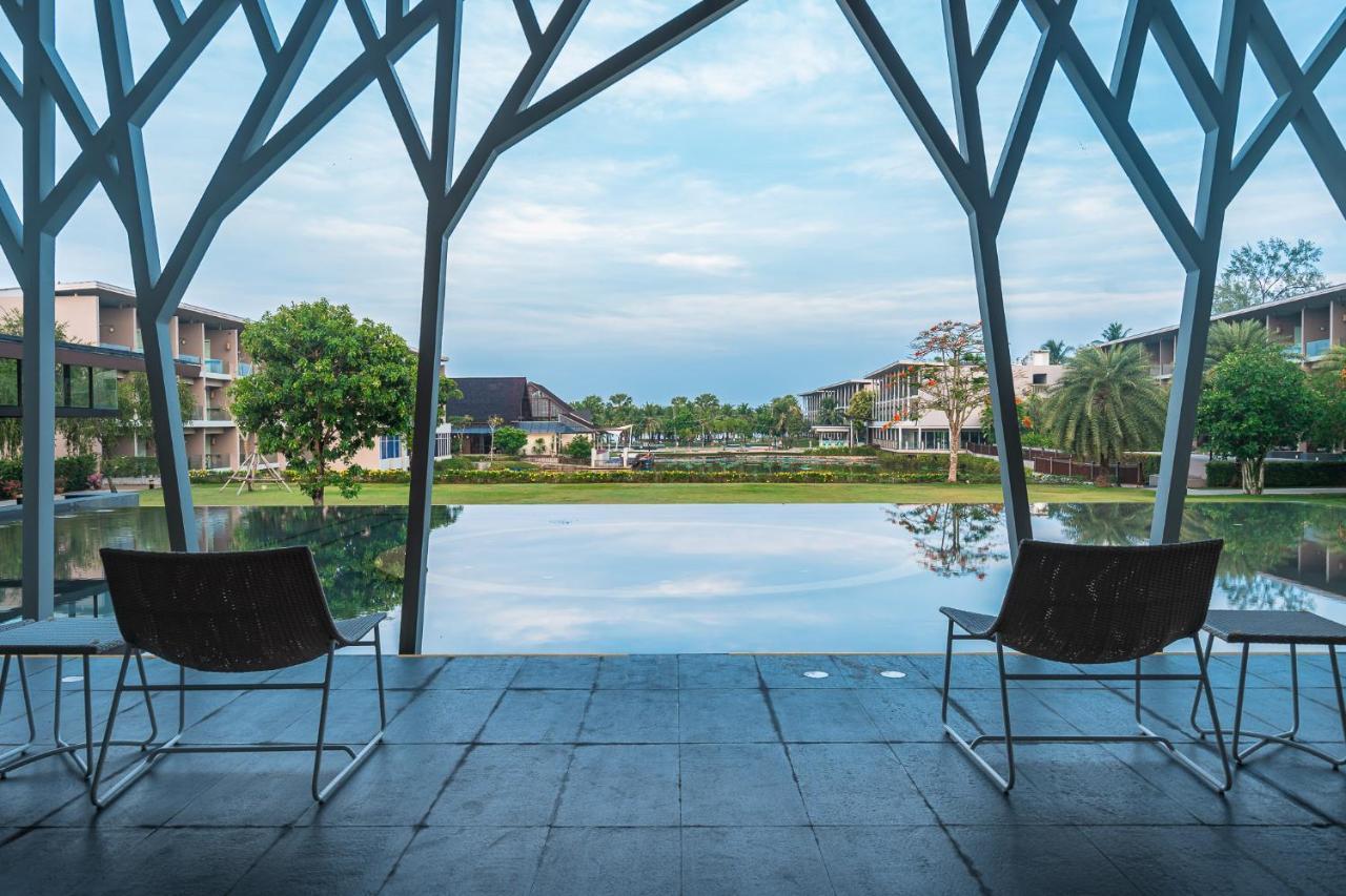 The Sands Khao Lak By Katathani - Sha Extra Plus Esterno foto View of the lake at the center of the campus