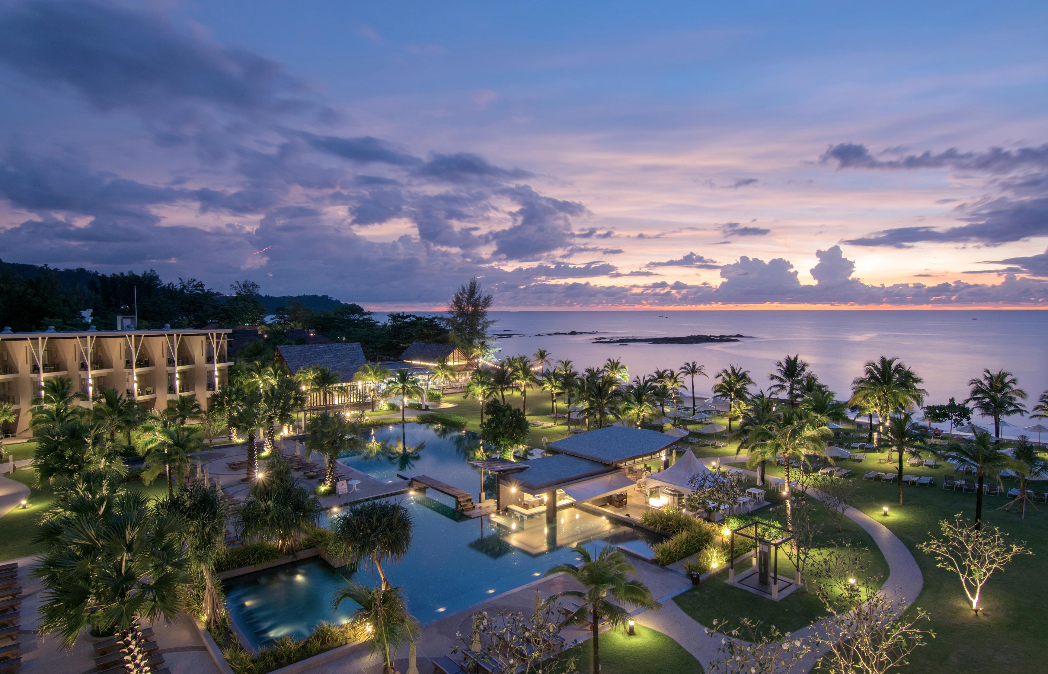 The Sands Khao Lak By Katathani - Sha Extra Plus Esterno foto The resort at sunset